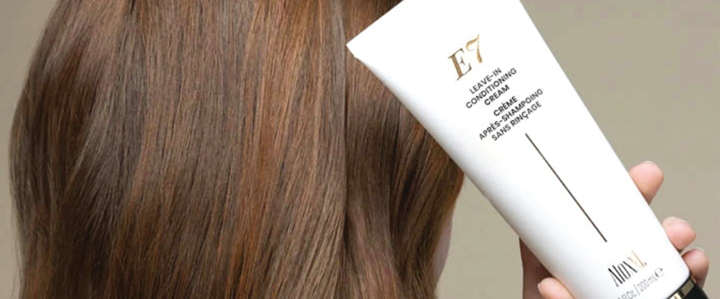 PRŮVODCE PÉČÍ O VLASY BĚHEM SVÁTKŮ: HLADKÉ, LESKLÉ A PŘIPRAVENÉ NA KAŽDOU PÁRTY 